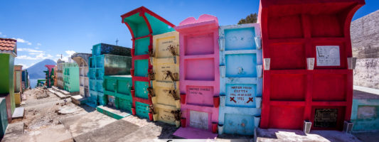 Kolorowy cmentarz nad Jeziorem Atitlan (fotowyprawy.com)